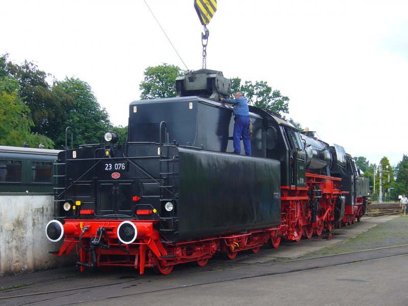 Hier wird die frisch renovierte 23-076 fr die erste mahl mit Kolhe abgefhlt. 30-06-2007