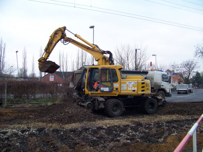 Hier wird gerade mit einem Bagger das dreckige Kiesbett entleert und auf einem LKW aufgeladen. Dieser bringt den Schotter dann zum ehemaligen Lokschuppen, wo riesige Berge von Schotter schon sind. Dieses Foto enstand zwischen der Berliner-Stra�e und der Bahnhofstra�e. L�bbenau/Sprewald den 06.12.2008