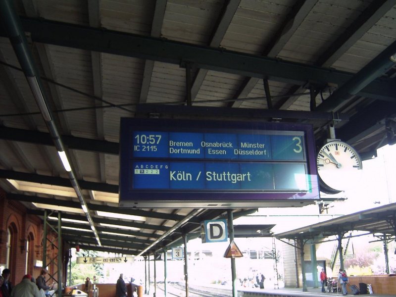 Hier wird in Hamburg-Harburg der IC 2115 nach Stuttgart ber Kln angekndigt. 