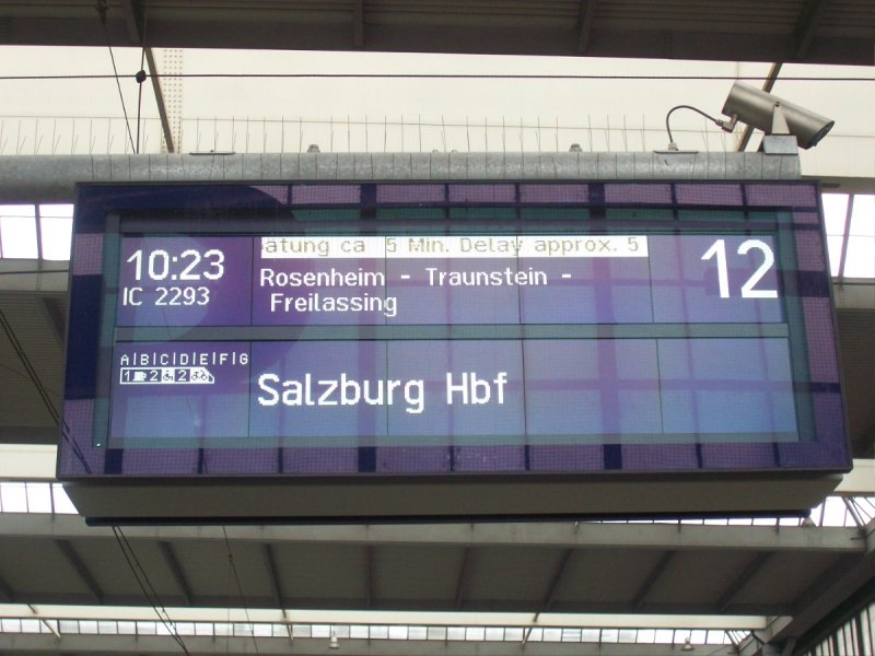 hier wird der ic 2293 nach salzburg hbf angekndigt der 5 minuten versptung hat . ic 2293 verkehrt von saarbrcken hbf - homburg (saar)hbf - landstuhl - kaiserslautern hbf - neustadt (weinstr) hbf - ludwigshafen (rh) hbf - mannheim hbf - stuttgart hbf - ulm hbf - gnzburg - augsburg hbf - mnchen hbf - mnchen ost - rosenheim - prien am chiemsee - traunstein - freilassing - salzburg hbf.entstanden am mnchener hauptbahnhof .19.02.07