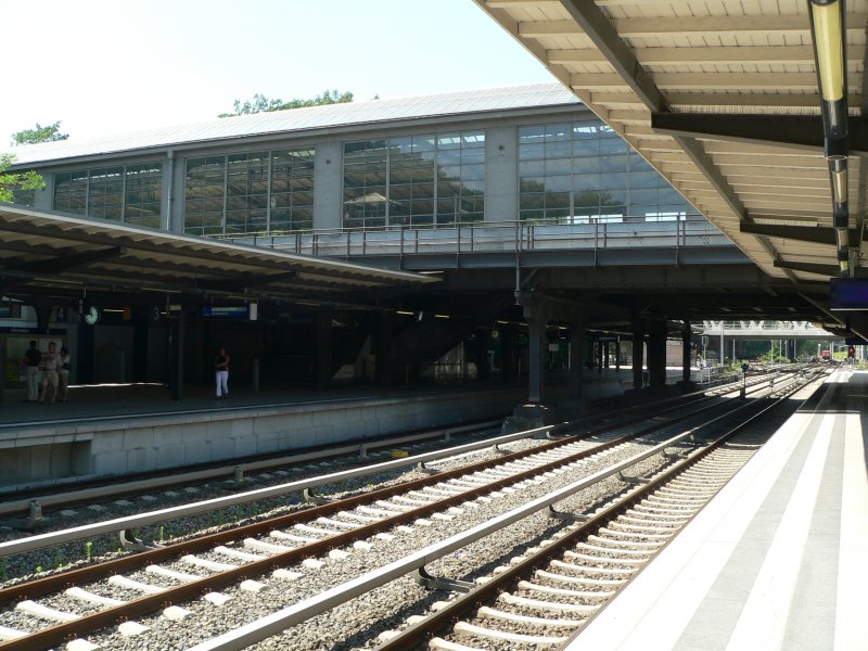Hier wird der Kreuz-Charakter von Westkreuz ersichtlich. In der oberen Halle fhrt die Ringbahn, unten die Stadtbahn. 10.6.2007