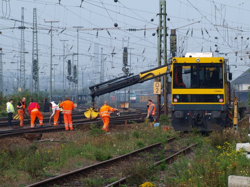 Hier wird mit Hilfe eines GAF Schotter an einer Doppelkreutzweiche in Aachen West eingearbeitet. Trotz aller Technik immer noch ein Knochenjob fr die Arbeiter im Gleis.