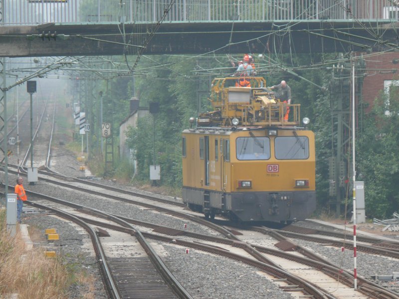 Hier wird die Oberleitung an der Ausfahrt vom Bhf Aachen repariert. Ein Thalys hatte diese bei der Ausfahrt abgerissen und so die Verbindung zwischen Deutschland und Belgien w�hrend fast 5 Stunden lahmgelegt. Aufgenommen am 28/06/2009.