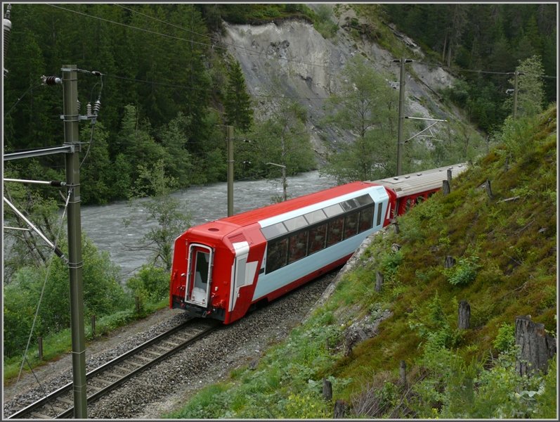 Hier wird im RE1241 ein 1.Klasse Panoramawagen nach Chur berfhrt. Hier befindet sich der Zug in der Rheinschlucht unterhalb von Valendas-Sagogn. (07.06.2008)