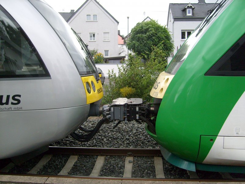 Hier wird Vectus Lint 27 Nr 208 vom Vectus GTW 101 abgeschleppt, da er mit einem Bremsproblem(es konnte kein Druck mehr aufgebaut werden) in Hachenburg liegengeblieben war. Hier ist das Gespann mit +30min in Elz(Limburg/Lahn)am 4.9.