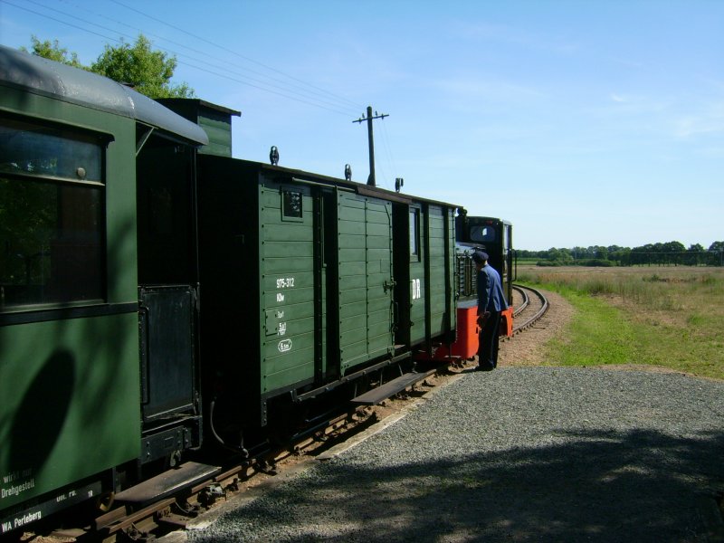 Hier wird von verantwortungsvollen Eisenbahnfreunden
die Kupplung ganz genau geprft.
BHF Lindenberg August 2009