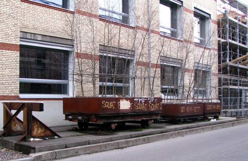 Hier, wo frher der Grossteil der Schweizer Lokomotiven geboren wurde, findet man auch heute noch einige Spuren der Eisenbahn. Am Rand einer Strasse durchs Winterthurer Sulzer/SLM-Areal, findet man diese beiden kleinen Gterwagen als Denkmal. 14. Dezember 2008