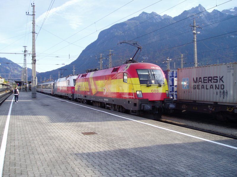 Hier das wunderschne Tandem mit der 1116 232  Spanien  und 1216 226  Tschechien  in Bludenz und dem damals ( 12.10.08 ) 20 min. verspteten EC 162