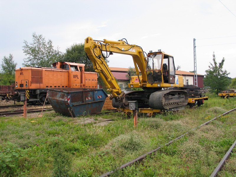 Hier wurde der klassische Kettenbagger zum Zweiwegefahrzeug umfunktioniert. Im Hintergrund noch die WFL V 60 fotografiert in Bad Kleinen am 17.07.2007