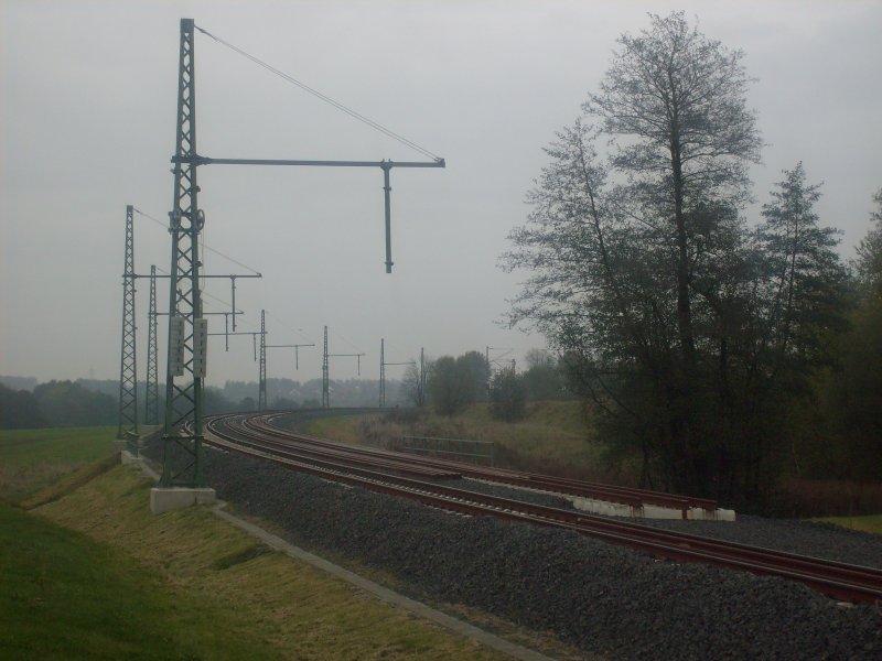 Hier wurden schon die Schienen verlegt  und Gittermasten aufgestellt.
Paralell luft die Bestandsstrecke zum alten Distelrasentunnel.
