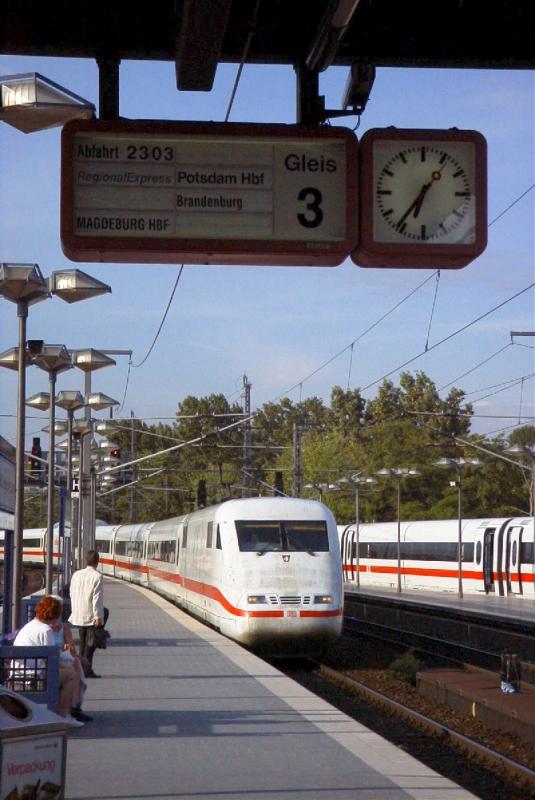 Hier zeigt    n u r   noch die Uhr richtig an. Der Regionalexpre ist zum ICE mutiert. Aber auf diesem Bahnhof scheint die Sonne auch noch um Mitternacht!
(c) Dr.-Ing. Jrn Pachl, TU Braunschweig http://ivev8.ivev.bau.tu-bs.de/~pachl)