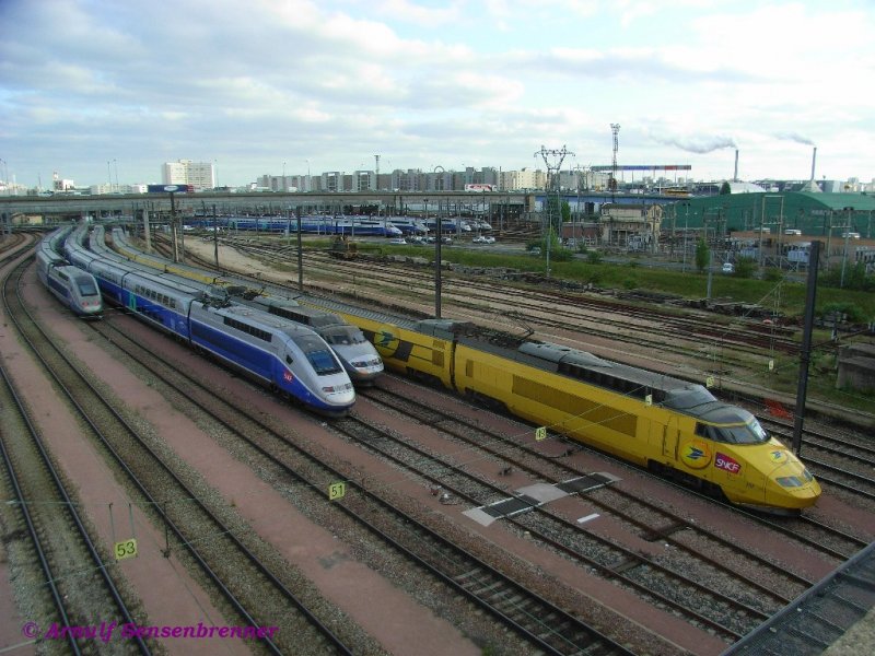 Hier zeigt sich der gelbe Post TGV-951 von der Seite.
Links daneben sind ein TGV-PSE und zwei TGV-Duplex zu sehen.
Im Hintergrund stehen weitere TGV-Duplex.

Paris-Conflans 06.05.2009 