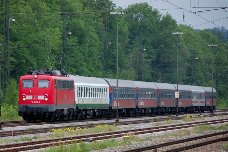 Hier zieht 110 200-3 einen  Bahn-Touristik-Express  durch das Mindeltal. Direkt hinter der Lok l�uft der  Party-Treff  - Wagen der  Bitburger  Brauerei. Aufgenommen am 23.05.2008 in Neuoffingen.