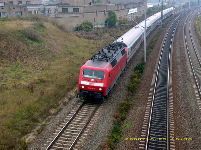 Hier zieht 120 136 einen ICE-Ersatzzug von Leipzig kommend in Richtung Berlin. Der kam nur alle 2 Stunden durch. Fotografiert am 25.10.08.