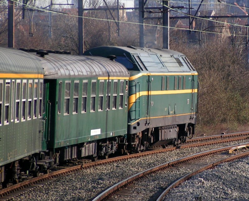 Hier zieht die Diesellok 210.077 den Zug von der Haltestelle Jette zur�ck in Richtung Bahnhof Br�ssel Nord, sodass die Dampflok 64169 bei der n�chsten Sonderfahrt ihren Dienst als Vorspannlok wieder wahrnehmen kann.  17.02.08