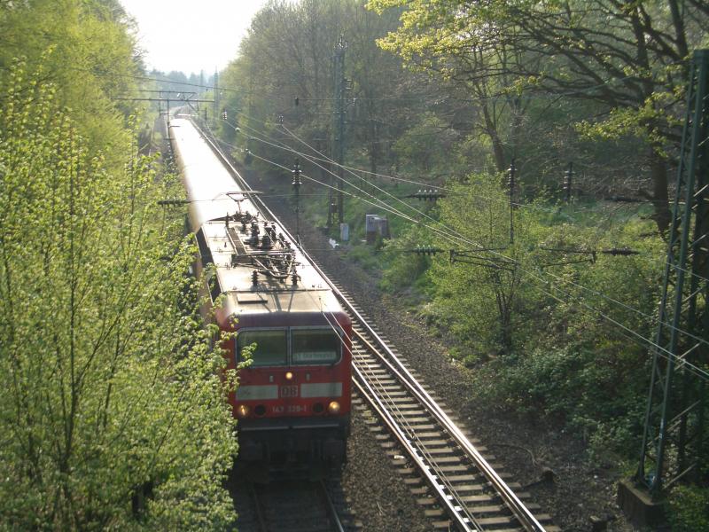 Hier zieht grade die 143-329 die Linie S1 von D�sseldorf nach Dortmund.
Das Bild entstand am 22.04.2005 (gegen ca 18 Uhr)50 m vor dem Haltepunkt Essen Eiberg