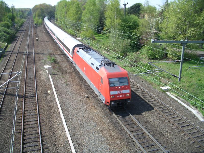 Hier zieht grade die Br 101-124 einen ICE nach Berlin.
Es sind die alten umlackierten Metropoliten Wagen.
Das Bild wurde in Bochum am 21.04.2005 um ca 14 Uhr aufgenommen. 