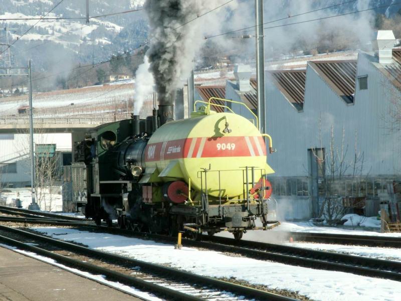 Hier zieht Lok 107 mit dem Tanklschwagen Richtung Landquart von dannen.Die vielen Eisenbahnfreunde,die auf der Strecke auf den Dampfzug warteten,mssen wohl sehr enttuscht gewesen sein.Ebenfalls die Eisenbahnfreunde im Zug,als es in Untervaz nur noch mit elektr.Traktion weiterging.Untervaz 12.02.06