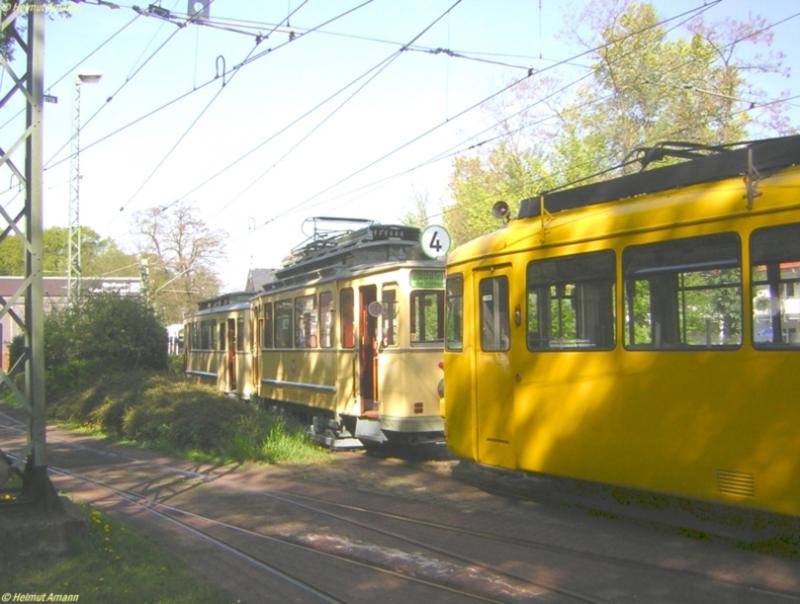 Hier zieht der O-Triebwagen 111 (ex 902) am 03.05.2006 den Zug mit dem D-Triebwagen 392 und dem d-Beiwagen 957 Baujahr 1914 aus der Halle West des Verkehrsmuseums Schwanheim. 