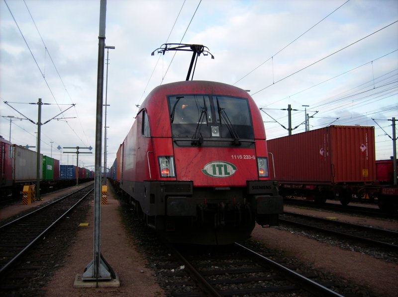 Hier zu sehen ist die 1116 233-5 der ITL GmbH in Hamburg-Waltershof.  Das Foto enstand whrend der Ausbung meines Berufes als Lokfhrer in Hamburg-Waltershof Bft. Alte Sderelbe.