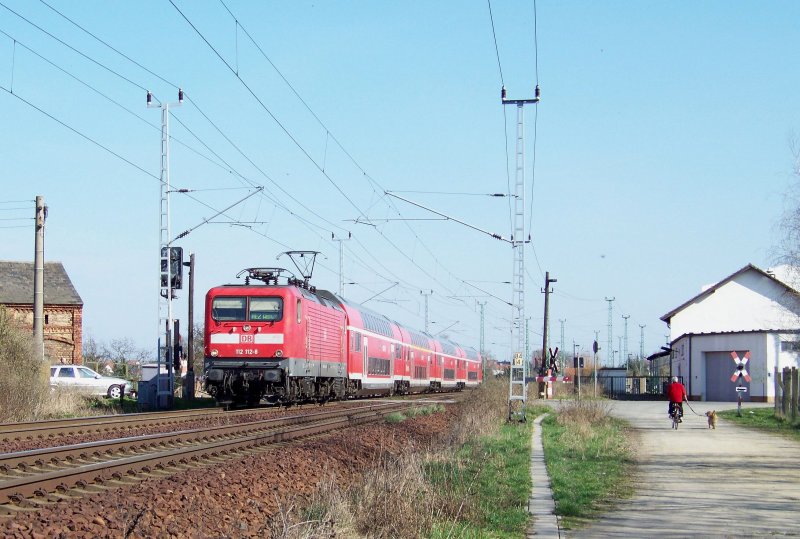 Hier zu sehen 112 112-8 mit dem RE2 auf der fahrt nach Bad Kleinen ber Berlin. Lbbenau/Spreewald den 03.04.2009