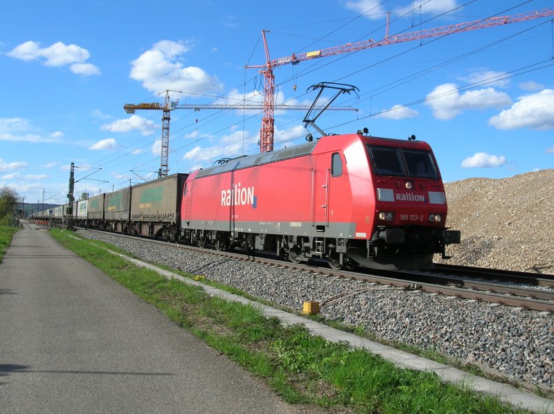 Hier zu sehen am 18.4.2008 Br185 173-2 mit einem Ambrogio Containerzug. Eimeldingen