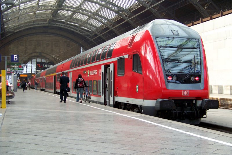 Hier zu sehen ein moderner Steuerwagen der S-Bahn, welcher zwischen Leipzig und Halle sein Dienst verrichtet. Leipzig Hbf den 04.04.2009