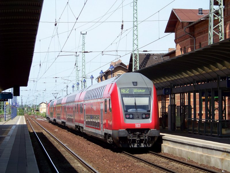 Hier zu sehen ein Rckschuss auf den RE2 (Cottbus -Berlin - Wismar), welche sich momentan stehend im Bahnhof von Lbbenau/Spreewald befindet. 09.05.2009