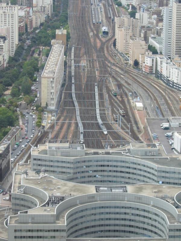 Hier zu sehen das Gleisfeld des  Gare Montparnasse  mit einem TGV und einem anderen Triebzug.
Aufgenommen im August 2005 vom  Tour Montparnasse 