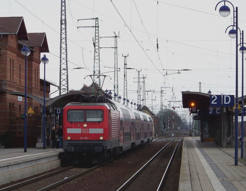 Hier zu sehen der RE2 auf seiner Fahrt von Cottbus nach Bad Kleinen in Lbbenau/Spreewald. Als Zugzielanzeige steht zwar RE4 nach Wismar, aber dies stimmt nicht ganz. 25.03.2009