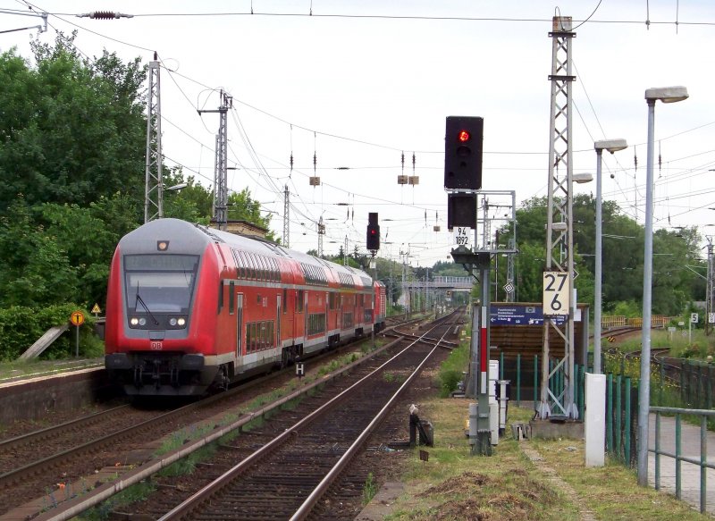 Hier zu sehen der RE2 auf seiner Weiterfahrt nach Cottbus ber Lbbenau/Spreewald. 22.05.2009