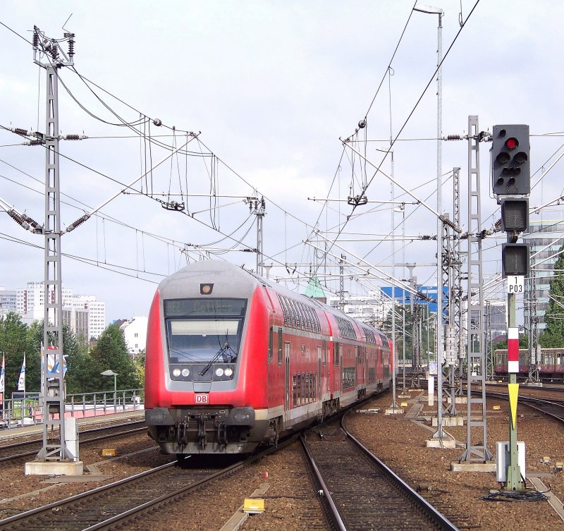 Hier zu sehen ist der RE2 auf der Fahrt von Rathenow nach Cottbus. Berlin Ostbahnhof den 11.07.2009 