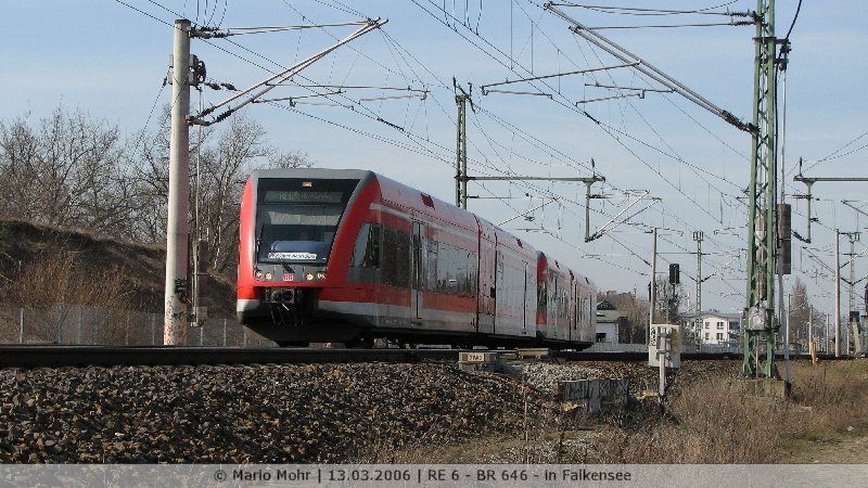 Hier zu sehen ist der RE6 mit 646 in Doppeltraktion, wie er gerade den Bahnhof Falkensee verlsst. Der Zug fhrt nach Berlin Spandau.