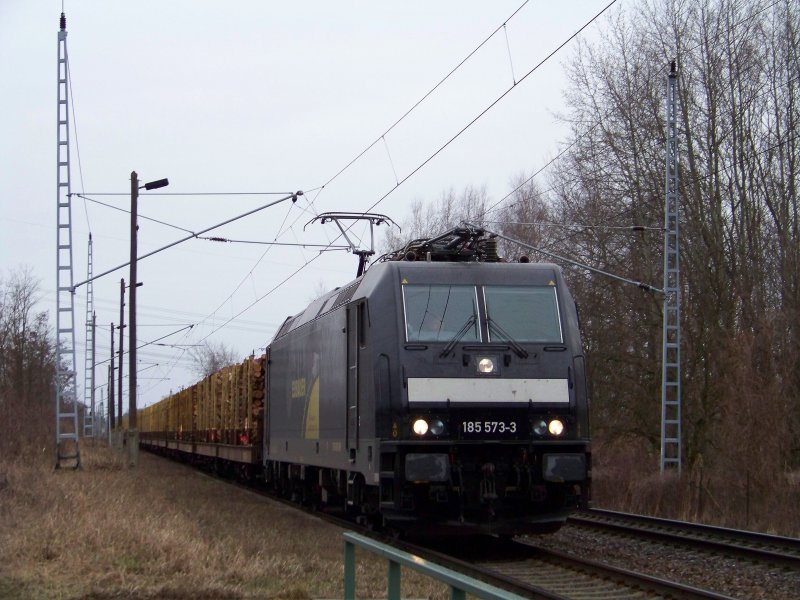 Hier zu sehen die schwarze 185 573-3 (von Railservice Alexander Neubauer) mit einem Holzgterzug bei Ragow. Dieser Ort liegt zwischen Lbbenau und Lbben. 28.02.2009