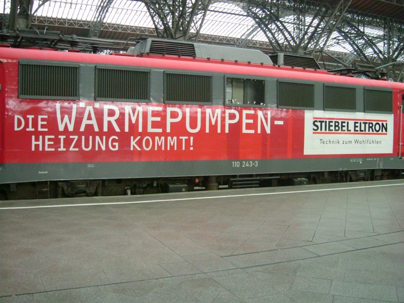 Hier zu sehen die Seitenansicht der 110-243, einer Werbelok fr einen Werbezug der Firma Stiebel-Eltron.
Beworben wurden Wrmepumpen.
Leipzig, Gleis 18, am 04.10.07
