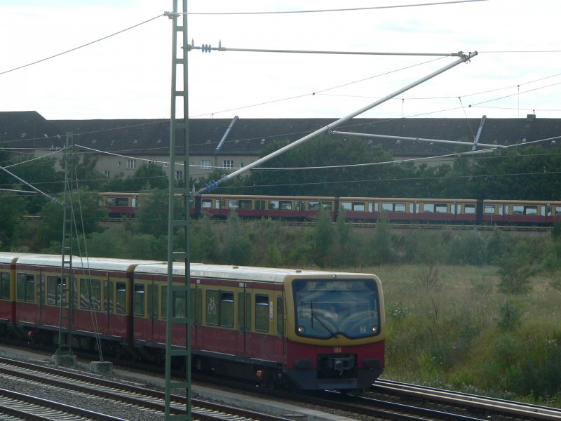 Hier zu sehen sind zwei S-Bahnen. Die hintere fhrt auf der Strecke Bornholmer Strae - Wollankstrae, die vordere auf der Strecke Bornholmer Strae - Pankow. 16.7.2006