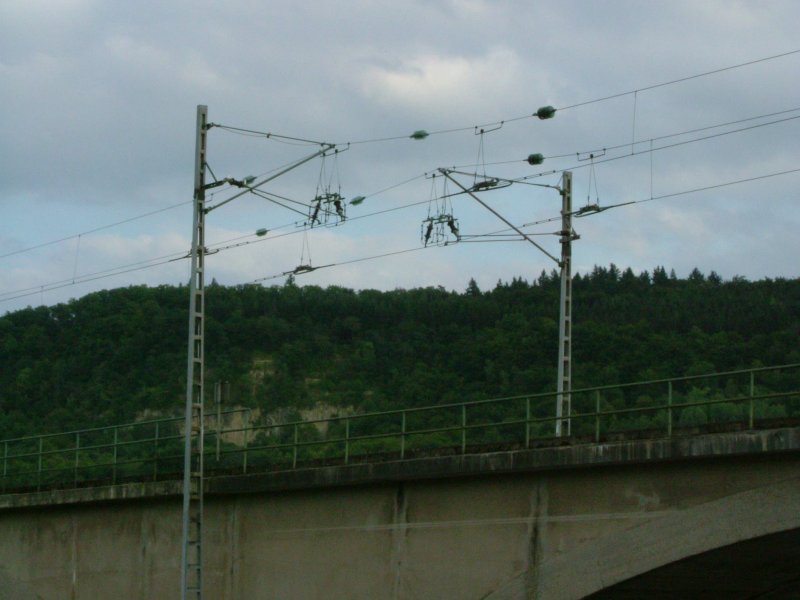 Hier zu sehen ist der bergang vom lux. Stromnetz zum deutschen. Er befindet sich auf der Brcke ber die  Sauer , genau in der Mitte. 
Sehen kann man auch eine Art  Sicherheit , wo die Pantos der Lok runtergedrckt werden. Aber ich kenn mich hier nich so aus, vlei kann einer mit Bahnausdrcken aufwarten? Man lernt ja nie aus.
