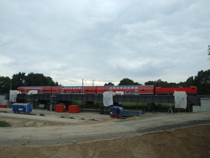 Hier zu sehen im Vordergrund: eine neue Trogbrcke fr die KBS 256 zwischen Dessau und Rosslau.
Im Hintergrund auf der alten Strecke: RB 26533 nach Halle/Saale Hbf.
Dessau, der 17.9.08