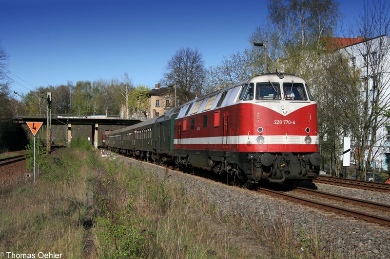 Hier ist der Zug am 14.04.07 zwischen Chemnitz Hbf und Chemnitz-Sd unterwegs. Ab Chemnitz Hbf hing noch 202 646 der Erzgebirgsbahn am Zugschluss.