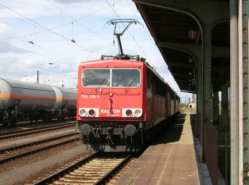 Hier die Zuglok 155 128 des Lokzuges in Grokorbetha am 18.08.08. Sie wurde abkekoppelt und die anderen drei Maschinen abgestellt.