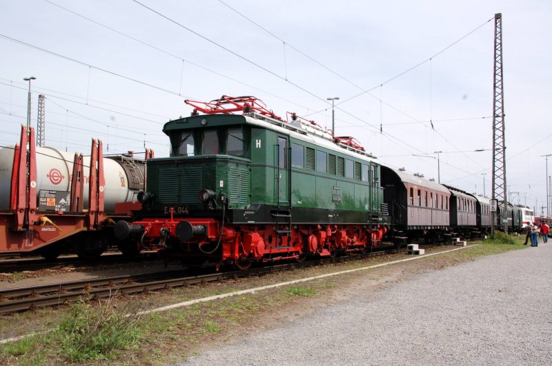 Hier zusehen ist der Sonderzug der zwischen Rbf Seelze und Wunstorf pendelte. Fotografiert am 09.05.09.