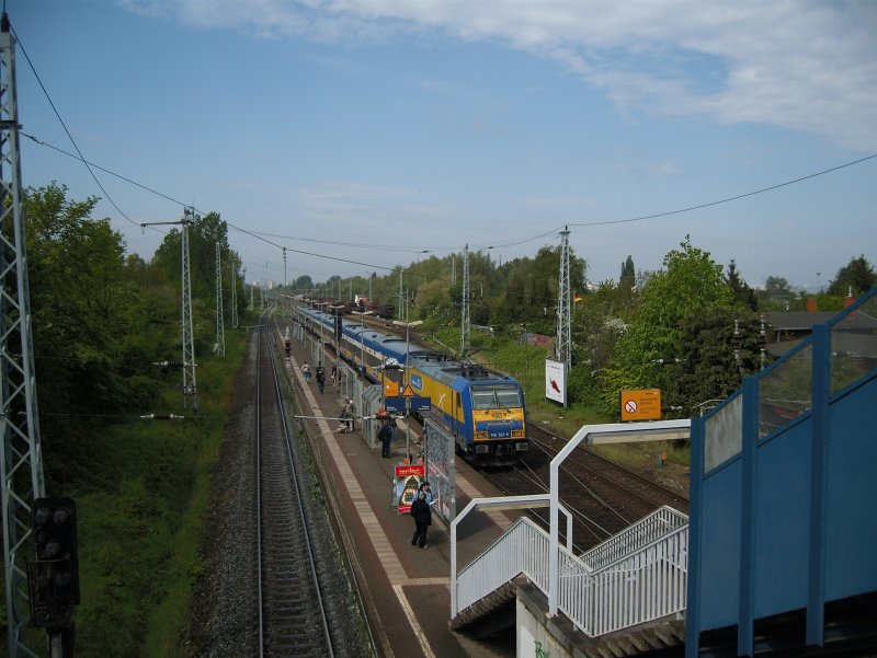 Hier das zweite Foto vom InterConnex am Hp. Rostock-Bramow. Er fhrt fort mit schtzungsweise 50 km/h hinter einer S-Bahn her, die auf Grund von nur 2 Gleisen nicht berholen kann.
08.Mai 2009