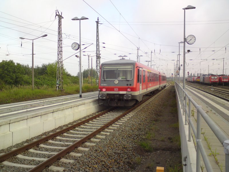 Hier928 652 als RB 66 nach Szczecin Glowny, bei der Ausfahrt am 5.7.2009 aus Angermnder.
