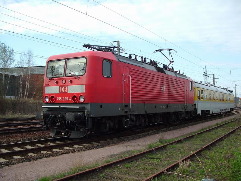 Hierbei handelt es sich um eine Messfahrt mit der 755 025 4 in Gnitz. Diese 755 ist eine umgebaute 114. Aufgenommen am 11.04.2005.