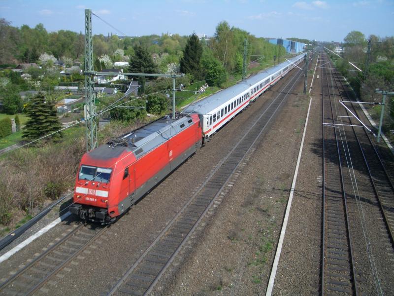 Hiert fhrt grade ein IC mit 160 Kmh (Lok Nr leider nicht notiert)von Bochum Hbf kommend in Richtung Essen.