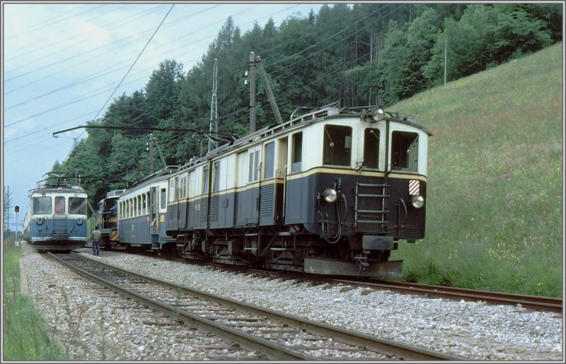 Hifszug  la MOB. Gm4/4 2003 und DZe 6/6 2001 nahmen den verunfallten Be 4/4 1001 in die Mitte und bringen ihn auf seinem Hilfsdrehgestell im Schritttempo in die Werksttte nach Chernex. In Sendy-Sollard gilt es erst mal die Kreuzung mit einem ABe 8/8 abzuwarten. (Archiv 05/77)