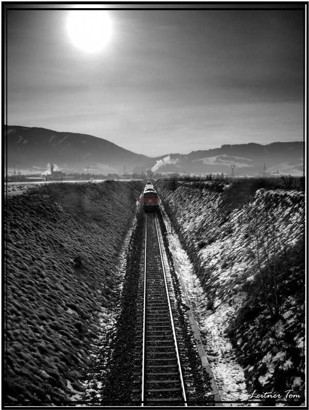 High Noon!
Diesellok 2143 062 fhrt mit einem gemischten Gterzug von Weikirchen nach Zeltweg
9.1.2007
