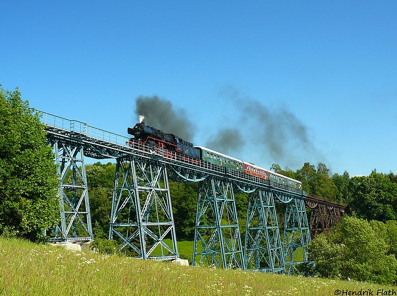 Highlight des dritten Festtages des BSg-Jubilums war ganz klar die Premierenfahrt der 50 3616 des VSE. Hier dampft die Reko-50 am 23.05.2009 mit DPE 31769 ber das Makersbacher Viadukt. Das Bild passt chronologisch nicht in die Serie, da ich beim ersten Upload falsch komprimiert hatte.