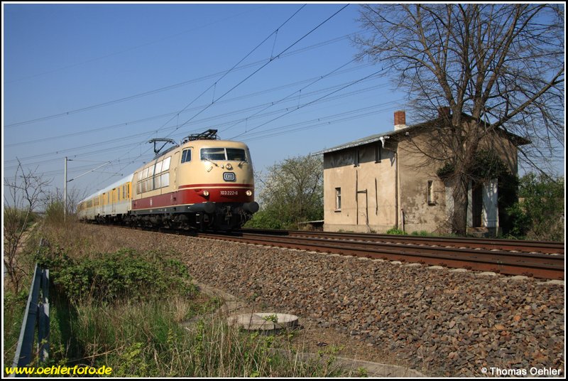 Highlight meiner Fototour an die KBS 500 am 24.04.08 war 103 222 des FTZ Minden, welche hier an diesem ehemaligen Blockw�rterhaus bei Bornitz mit dem DB-Messzug in Richtung Riesa vorbeirauscht.