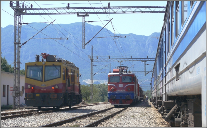 Hilfe naht in Form des Fahrleitungsunterhaltswagen 916-351. Nach Umschaltung eines Hrnerschalters kann vorerst der SZ432 nach Podgorica und Beograd seine Fahrt fortsetzen. (29.07.2009)
